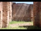 07144 ostia - regio i - insula xii - sede di una corporazione (i,xii,8) - 1. laden re der treppe - hinterer raum - bli ri sueden - 06-2024.jpg